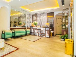 下龙湾Maruko Hạ Long Hotel的一间在房间里摆放绿色沙发的商店