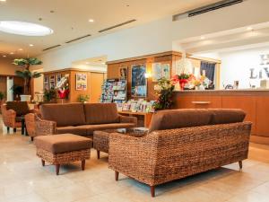 鹿儿岛HOTEL LiVEMAX BUDGET Kagoshima的大堂设有椅子和商店内的柜台