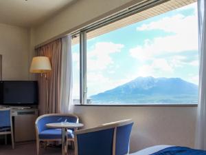 鹿儿岛HOTEL LiVEMAX BUDGET Kagoshima的客房设有山景大窗户。