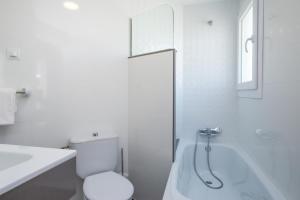 普拉加德阿罗Hotel Hipica Park的浴室配有卫生间、盥洗盆和浴缸。