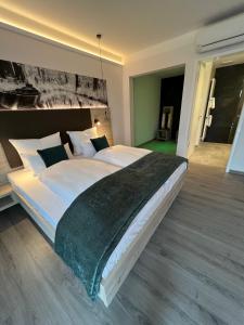 布尔格Landhotel Burg im Spreewald - Resort & Spa的一张大床,位于带大床的西德克斯客房内