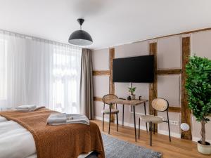 拜罗伊特limehome Bayreuth Spitalgasse的配有一张床和一台平面电视的酒店客房