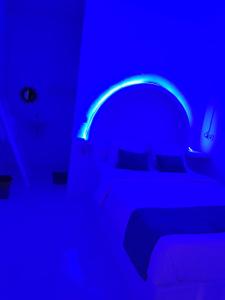 NgurblutCasa di Stella的蓝色的客房配有一张蓝色的灯光床