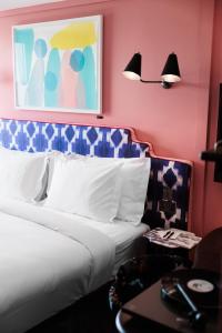 戈尔韦The Dean Galway的酒店客房配有床、桌子和灯具