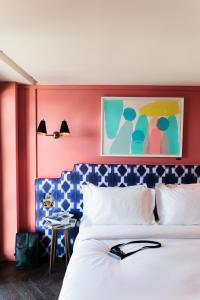 戈尔韦The Dean Galway的一间卧室配有一张带蓝色和白色床头板的床