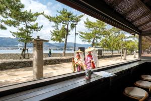 宫岛锦水馆酒店的两人穿着服装站在窗前