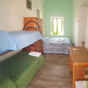 斯特龙博利Da Luciano的一间小卧室,配有两张床和一张桌子