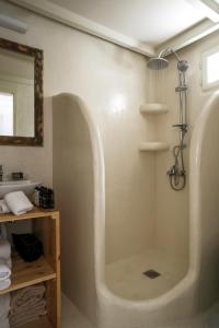 佩里萨Exi Sea Side Suites的带浴缸和盥洗盆的浴室