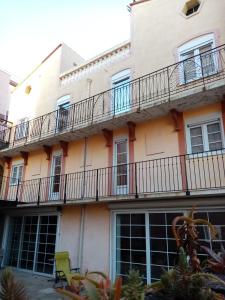 瑟贝里La villa Rosace的公寓大楼设有阳台和绿色椅子