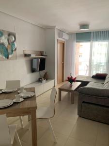 博尔瑟拉尔Apartment in Oropesa Del Mar Marina Dor的客厅配有桌子和沙发