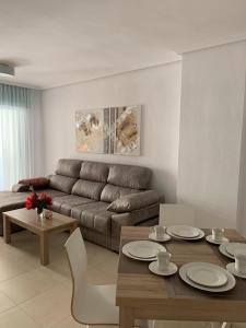 博尔瑟拉尔Apartment in Oropesa Del Mar Marina Dor的客厅配有沙发和桌子