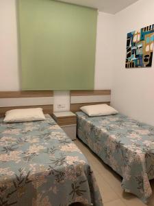 博尔瑟拉尔Apartment in Oropesa Del Mar Marina Dor的一间设有两张床和绿屏的房间