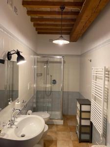 乌尔比诺费若乡村民宿的带淋浴、盥洗盆和卫生间的浴室