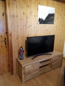 WilerImseng的木制橱柜顶部的平面电视