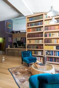 旧扎戈拉VILLA YANA Hotel Winery&Spa的客厅设有书架图书馆
