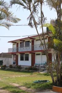 瓦拉尔Los Naturales的前面有棕榈树的房子