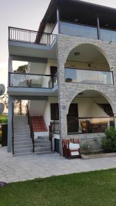 沃尔沃罗Aegialis Apartments (Dimitros)的一座带楼梯和阳台的大型建筑