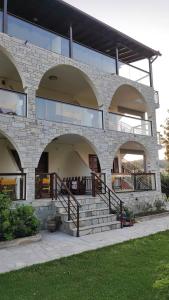 沃尔沃罗Aegialis Apartments (Dimitros)的前面有楼梯的砖砌建筑