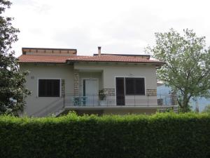 韦基亚诺Casa Vacanze “Bouganville” loc Avane Pisa的房屋前设有大阳台