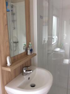 WigtonLake District Cumbria Gilcrux Solway Firth Cabin的浴室配有白色水槽和淋浴。