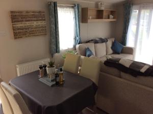 WigtonLake District Cumbria Gilcrux Solway Firth Cabin的客厅配有桌子和沙发