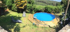 VimianzoOs Carrís的享有庭院游泳池的顶部景色