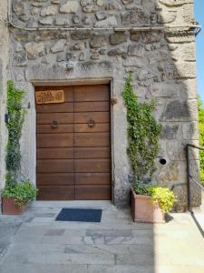 阿巴迪亚圣萨尔瓦托雷La Tana del Riccio的石头建筑中的木车库门