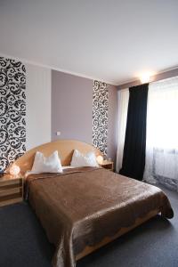 胡内多阿拉洛斯卡酒店的一间卧室设有一张大床和一个窗户。