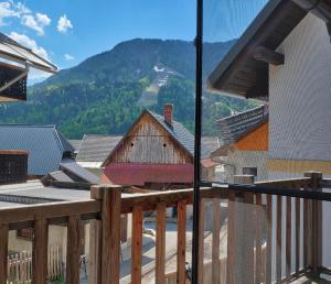 克拉尼斯卡戈拉Jacobs Resort House Kranjska Gora的山景阳台。