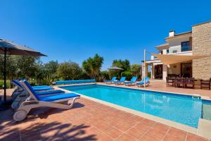 库克里亚4 bedroom Villa Kellia with private pool, Aphrodite Hills Resort的一座带游泳池和房子的别墅