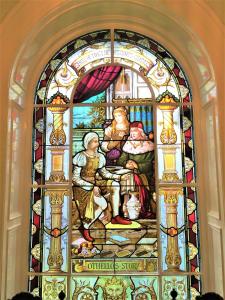 达尔文阿斯特利河畔酒店的教堂里的彩色玻璃窗