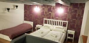 蒂豪尼温德伽斯中心酒店的一间卧室设有一张床和红色的墙壁