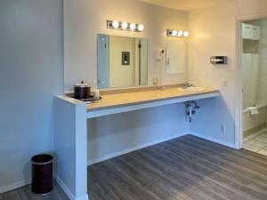 奥马克Rodeway Inn & Suites Omak - Okanogan的一间带水槽和镜子的浴室