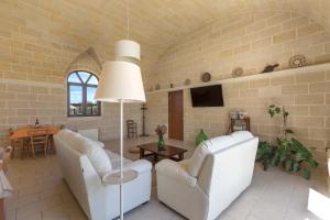 博尔加涅Villa La Paiara by BarbarHouse的客厅配有2把白色椅子和桌子