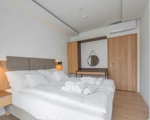 巴拉通雷勒H55的卧室配有白色床和毛巾