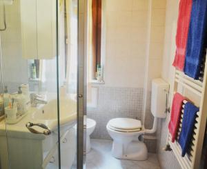 摩德纳Il Gioiellino di Modena - Elegant Apartment[☆☆☆☆☆]的白色的浴室设有卫生间和水槽。