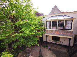 阿尔克马尔Unique Courtyard House with Sauna in Alkmaar city center的树屋的空中景观