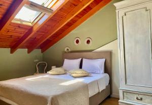 MantoúkionLuxury Family House with Backyard的一间卧室配有一张带天窗的床