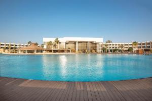 沙姆沙伊赫Pyramisa Beach Resort Sharm El Sheikh的大楼前的大型游泳池