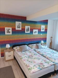 特热比奇Green House 45的一间卧室配有一张带彩色墙壁的床