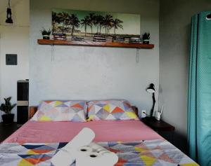锡基霍尔Shambala Paradise的一间卧室配有一张带粉红色床罩的床