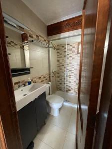 蓬塔穆赫雷斯Ocean’s Eleven Punta Mujeres的浴室配有白色卫生间和盥洗盆。