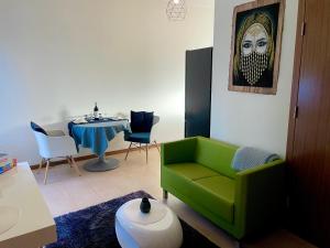 ChojnoApartament przy lesie的客厅配有绿色沙发和桌子