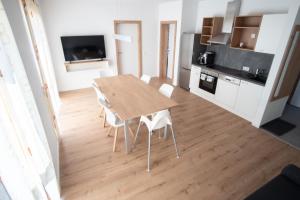 路茨曼贝格Family XL - Bungalows的厨房以及带木桌和椅子的用餐室。