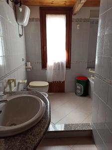 Funtana MeigaIl giglio vista mare num iun Q6084的浴室配有盥洗盆、卫生间和浴缸。