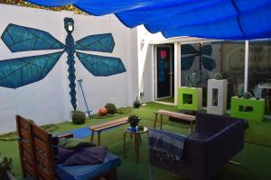 巴塞罗那Onefam Paralelo的客厅配有大蓝伞