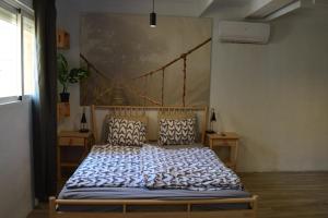 巴塞罗那Onefam Paralelo的卧室配有一张床,墙上挂有绘画作品