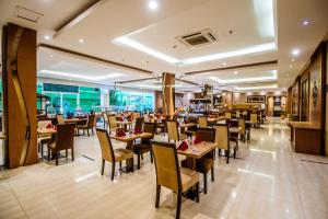 日惹日惹特约克洛豪华酒店的餐厅内带桌椅的用餐室