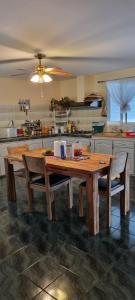 圣丹尼斯CHEZ LILIANE的厨房配有木桌和椅子