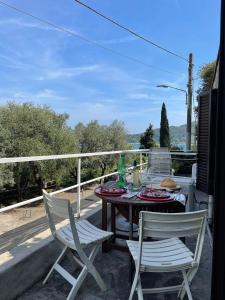 韦内雷港Monolocale Baia dei Delfini的美景阳台配有一张桌子和两把椅子